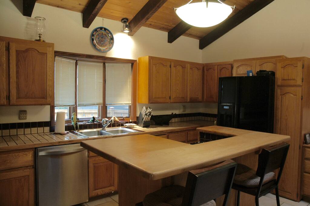 Well equipped kitchen with gas cook top