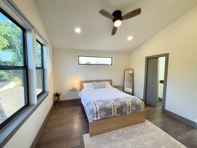 10min to Downtown, Quiet Oasis, New Build! gallery image 4