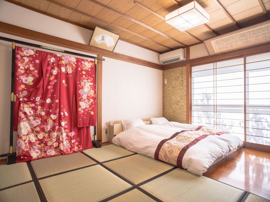 This facility has a hotel business license from Kyoto city.
Japanese style room decorated with traditional Kimono.
Traditional Japanese style room with Garden View .Kyoto Shijo Area.There are famous nearby tourist attractions, Yasaka Shrine, Nijo castle, Heian Shrine, Kiyomizu Temple, Kodaiji temple, Nanzenji, Eikan temple, Toji temple, Fushimi-Inari Taisha shrine, Tofukuji temple, Nishi Honganji temple.Cherry blossoms will bloom from late March to early April. There are many sakura sights.There are plenty of restaurants and convenience stores near the facilities.The facility is near from Kyoto station.The Gion Festival is a long festival at Yasaka Shrine, which takes place over the course of a month from July 1st in a summer tradition of Kyoto. July 14th - 16th of the pre-festival is "Yamahoko" is the most enjoyable period.At the Gion Festival "Yamahoko" will be set up in front of the facility.