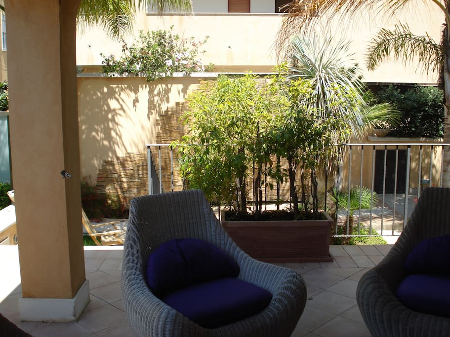 Terrazza grande con scala per accesso a giardino in comune