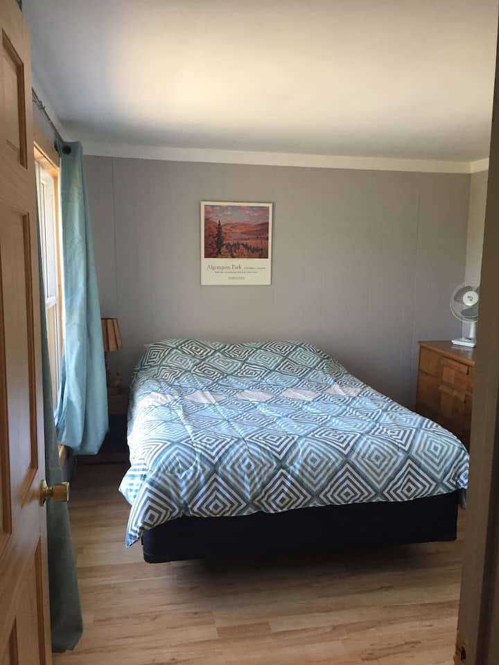 Glavna spavaća soba s bračnim krevetom.