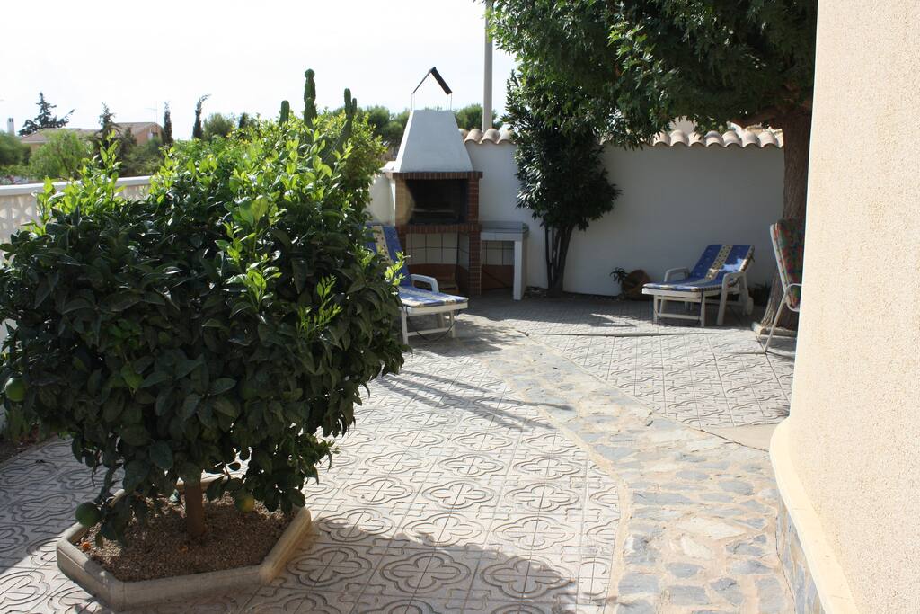 Garten mit Grill und Sitzplätzen