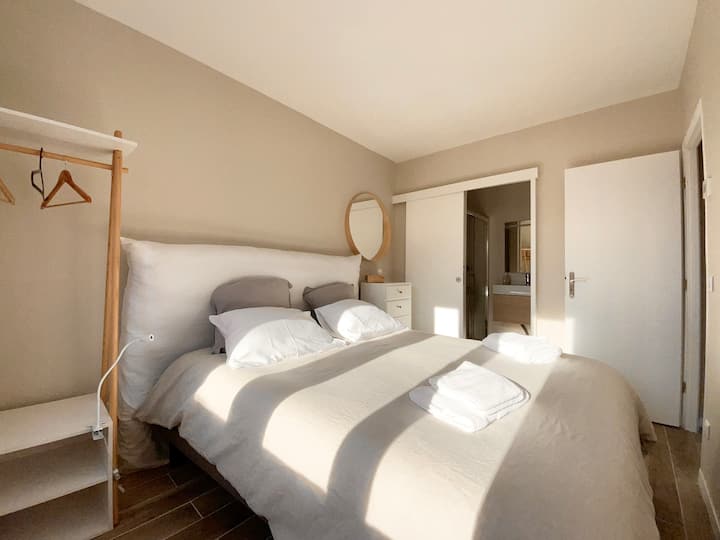 ห้องนอนใหญ่อยู่ชั้นล่าง