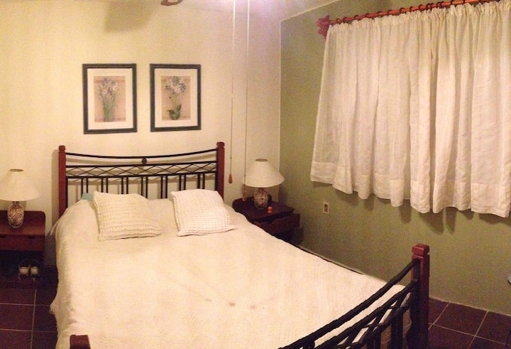 Dormitorio principal con aire acondicionado y vista al frente