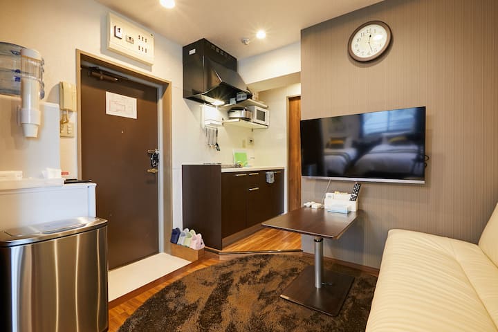 Cocina completa separada y sala.