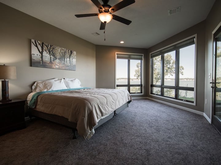 配备加大双人床的主套房