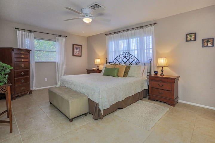 Მთავარ საძინებელში არის კომფორტული საწოლი დიდი ზომის