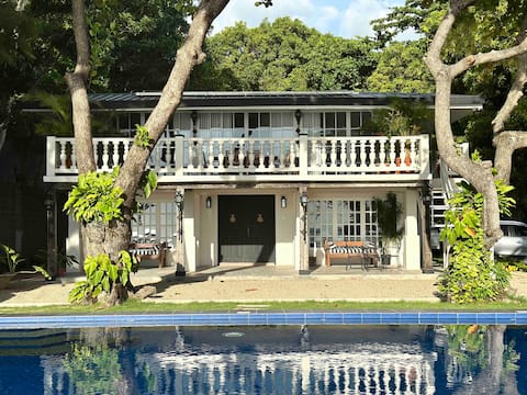 Charming 6BD Beachfront Villa, Pool, Wifi, Solar