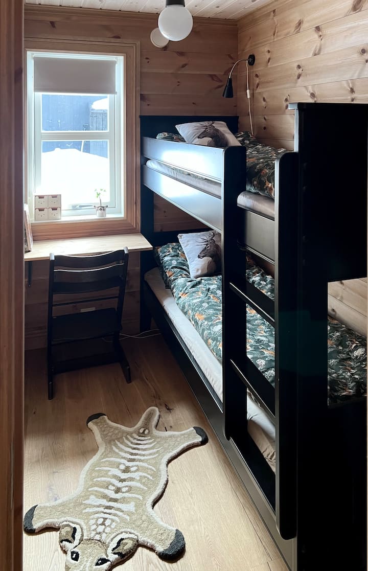 Chumba cha 3 cha kulala kilicho na kitanda cha ghorofa, ukubwa wa godoro sentimita 200x75 na dawati dogo