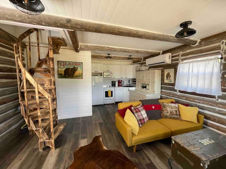 Historic Trappers Cabin Views Hot Tub Glacier Park - Kalispell, MT