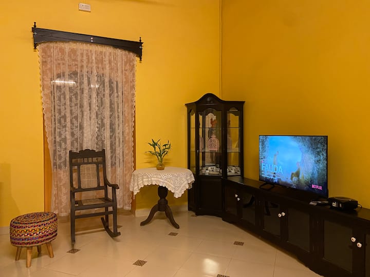 Prostorija za sjedenje s Smart TV-om, kaučem na razvlačenje i radnim stolom s ergonomskom stolicom. TV ima aktivnu Netflix vezu i povezan je s internetom. Ova je prostorija dobro prozračena i opremljena je stropnim ventilatorom. 