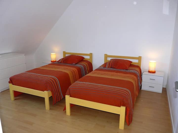 楼层卧室2张床1人（ + 1张抽屉床）