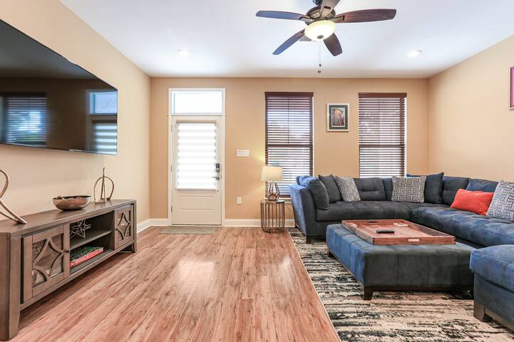 Modern and Colorful Home in the Heart of Mid City gallery image 3