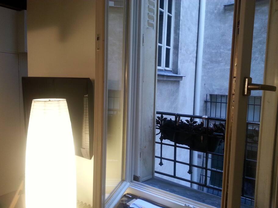 Une fenêtre sur cour qui isole de tous les rares bruits de la rue