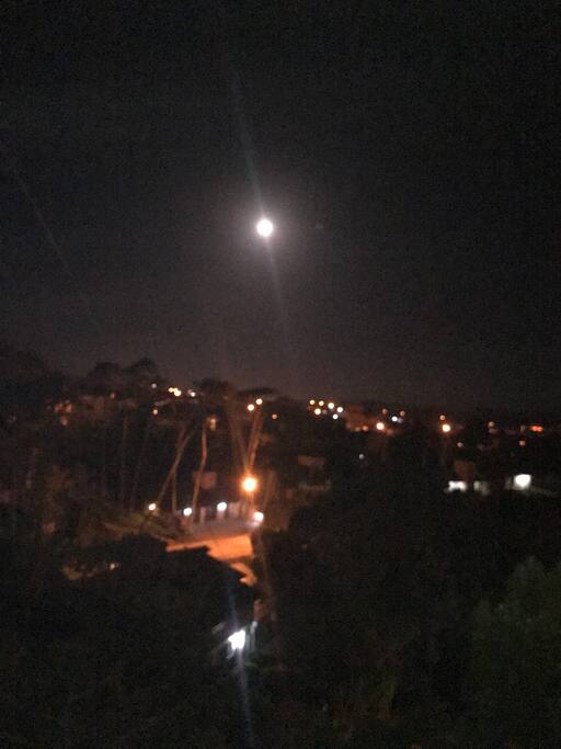 vista nocturna desde balcon y habitacion