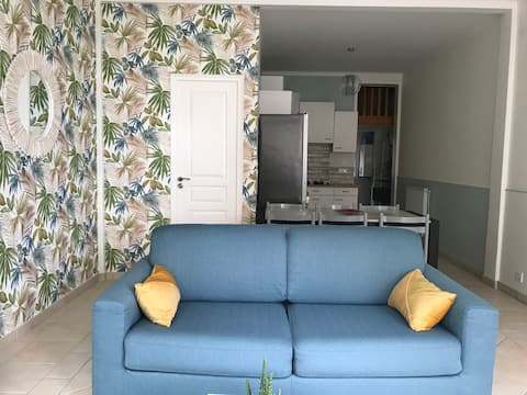 Popular Airbnb listing: Ground floor apartment 50 m from the beach, close to shops in Saint Lunaire