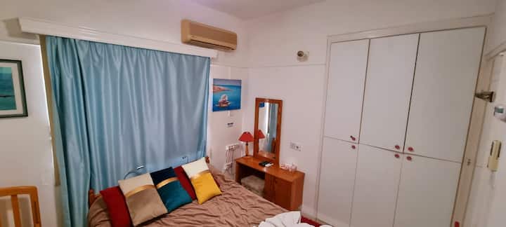 Glavna spavaća soba s bračnim krevetom i krevetom za bebe