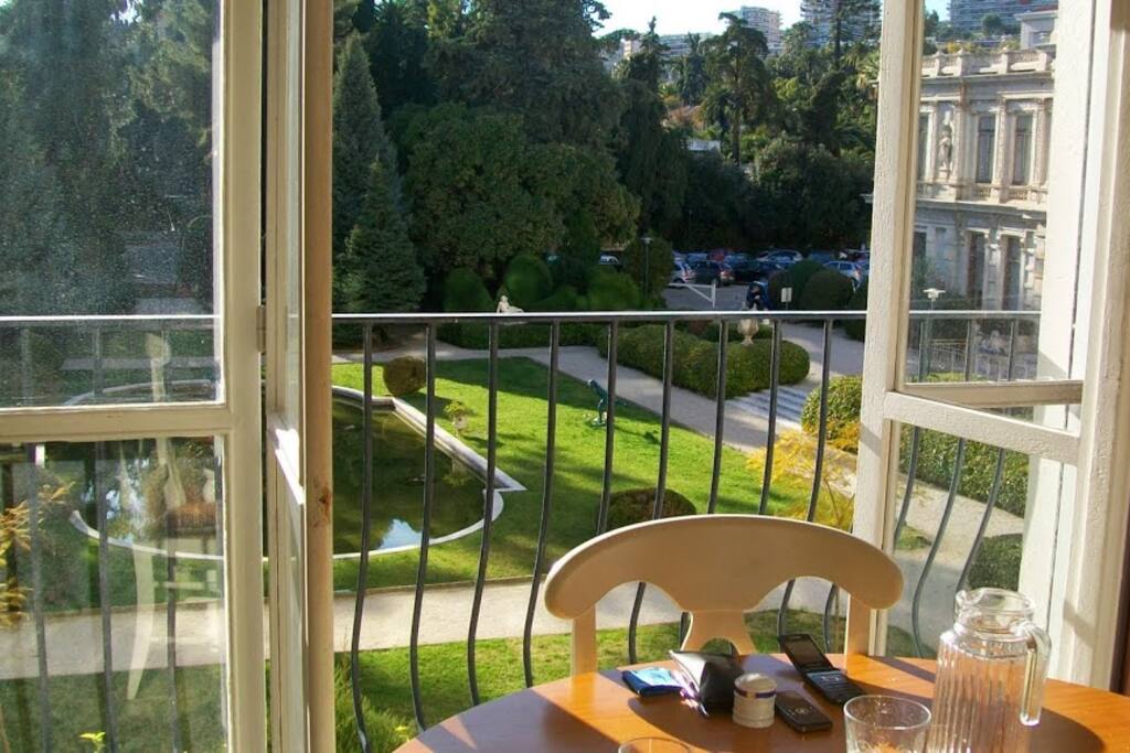 LA SALLE A MANGER. THE LUNCH ROOM WITH BEAUTIFUL VIEW ON THE PRIVATE GARDEN OF THE RESIDENCE...