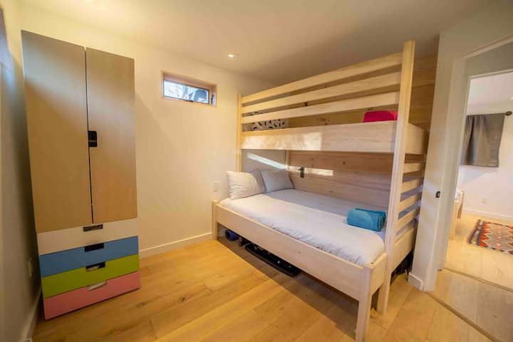 Basement bedroom - Twin size bed over full size bed. Sleeps 3.