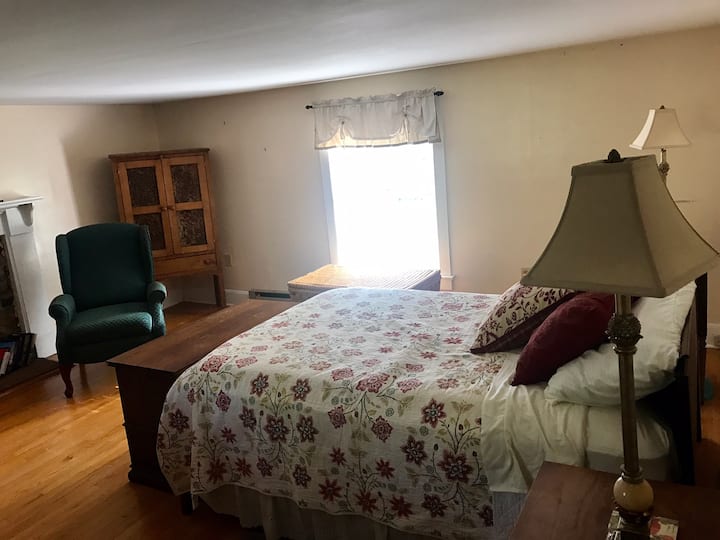 Tatum's retreat bedroom. Sleeps two.
There is also an air mattress, and a child size cot available in this bedroom, if needed.