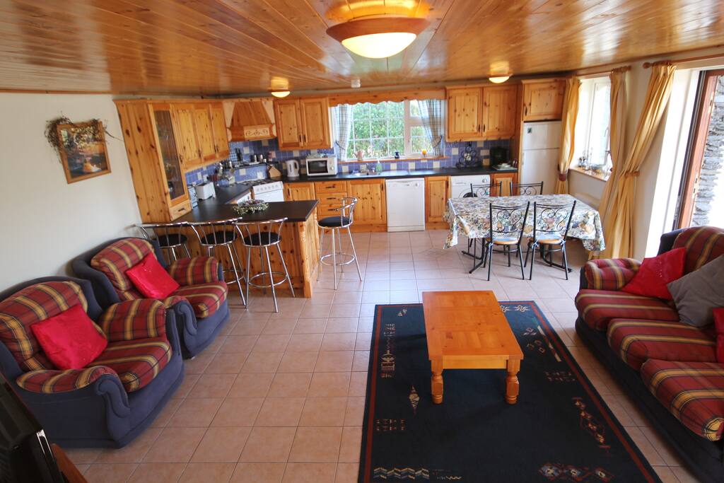 Open plan kitchen / dining area