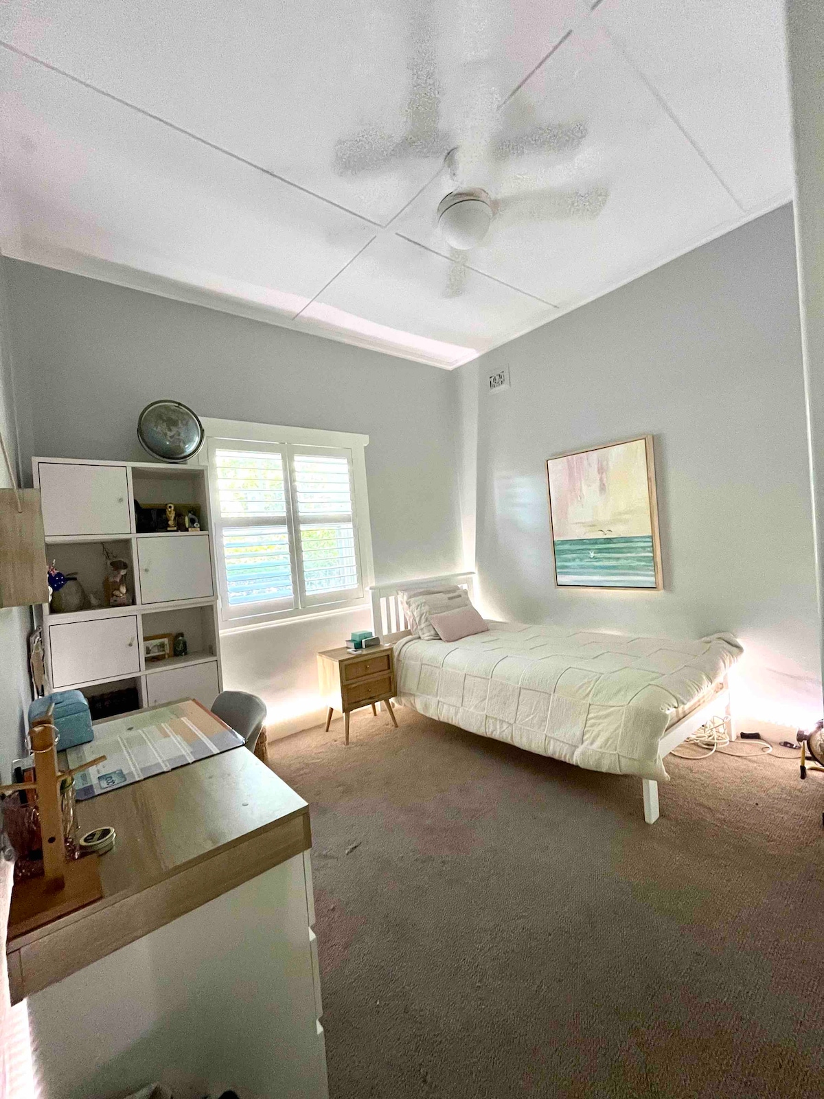 Chumba cha 3 cha kulala. 
Kitanda kimoja cha ukubwa wa kifalme. 
Godoro moja la hiari chini ya kitanda. 
Feni ya dari.