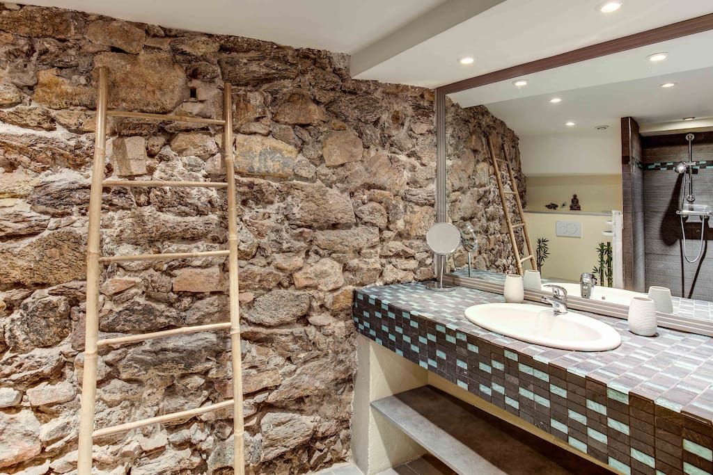 salle d'eau - douche à l'italienne - w-c - lavabo - rangement -sèche-cheveux