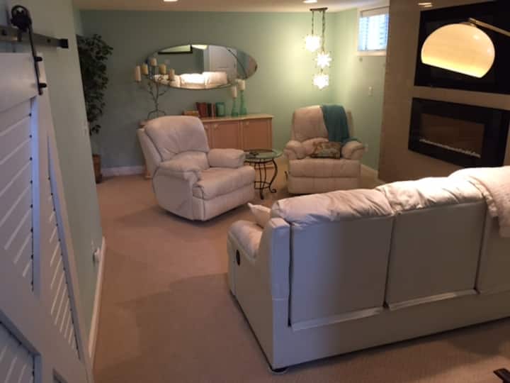 Es un apartamento muy luminoso y luminoso a nivel del jardín. El esquema de color es un aqua de luz refrescante y fresca con detalles en los muebles blanquecinos.