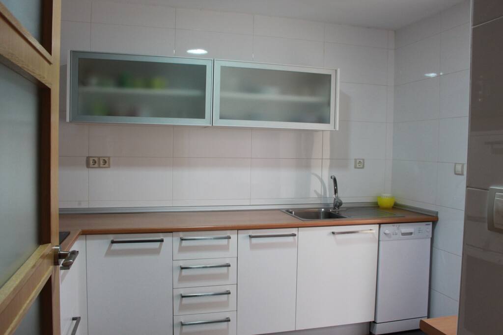 COCINA CON LAVAVAJILLAS