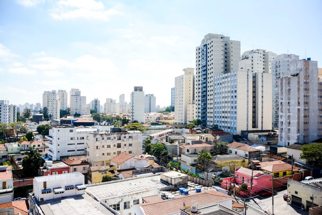 Ao fundo, vê-se as torres da Av Paulista