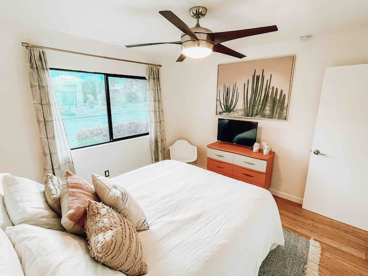 ห้องนอนของผู้เข้าพักมีหน้าต่างบานใหญ่พร้อมวิวภูเขาที่นอนเมมโมรี่โฟมที่สะดวกสบายสุดๆและการตกแต่งที่น่ารัก