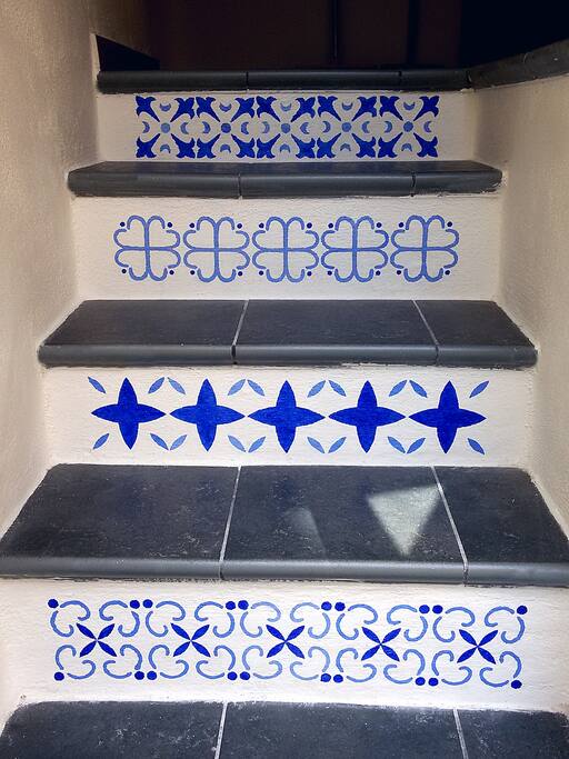 Gradini interni con decorazioni in stile mediterraneo