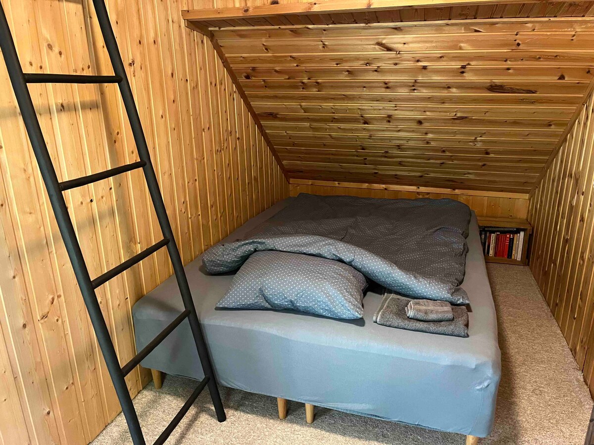 Hiki hapa ni kitanda 150 kilichotengenezwa hadi kimoja Kitanda pia kinaweza kugawanywa katika vitanda viwili 75.