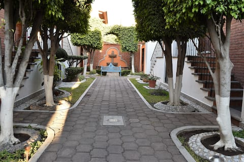 Top performing Airbnb: Quiet and beautiful house in Queretaro in Virreyes