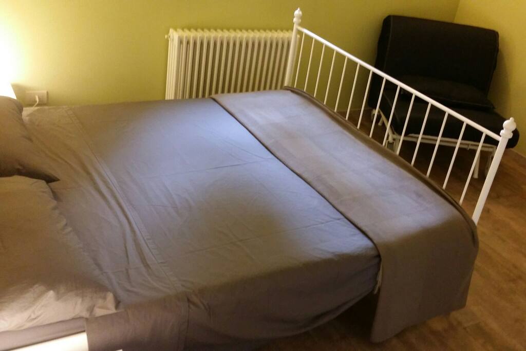 Letto matrimoniale e divano letto singolo