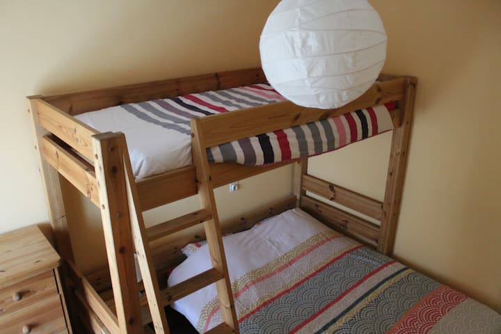 ห้องนอนที่สองมีเตียงคู่และเตียงชั้นลอย