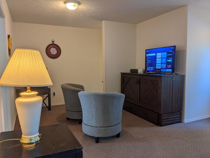 2階のリビング/ゲームルームには、マーフィーキャビネットの折りたたみベッドがあります。