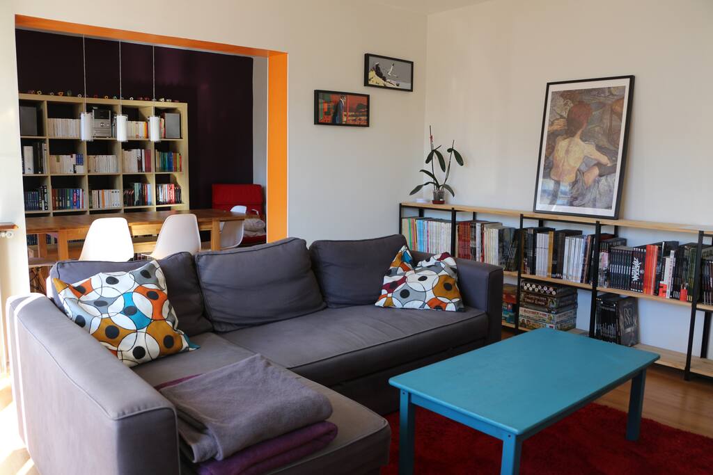 Le salon-salle à manger est ouvert aux hôtes ainsi que l’électroménager de la cuisine. Une télévision, un balcon, des jeux de société et de nombreux livres et BD sont mis à disposition.