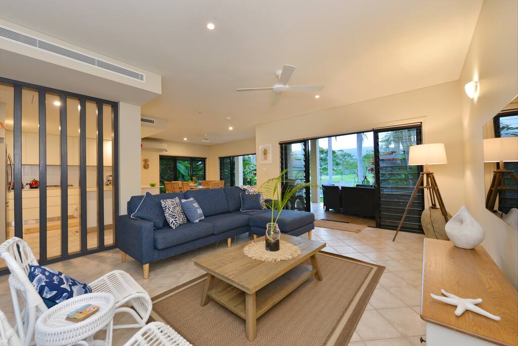 Lounge and Dining area and the amazing tropical views !