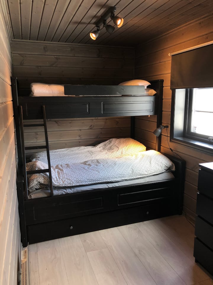 Dormitorio 3 (litera familiar de 150 cm de ancho en la planta baja y 90 cm por encima)