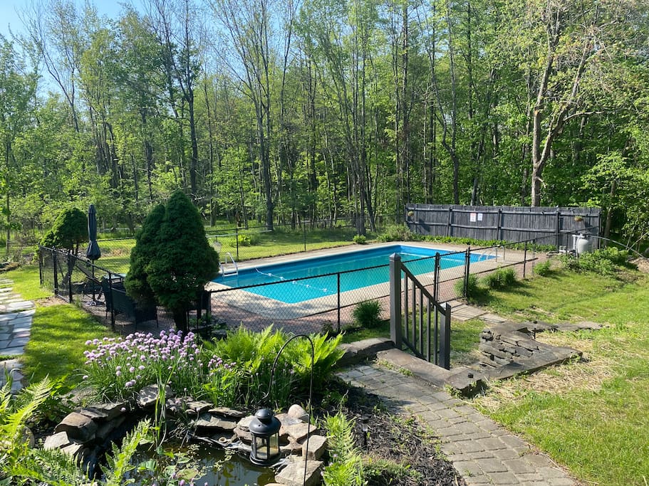 Cozy cottage with pool, walking distance to lake