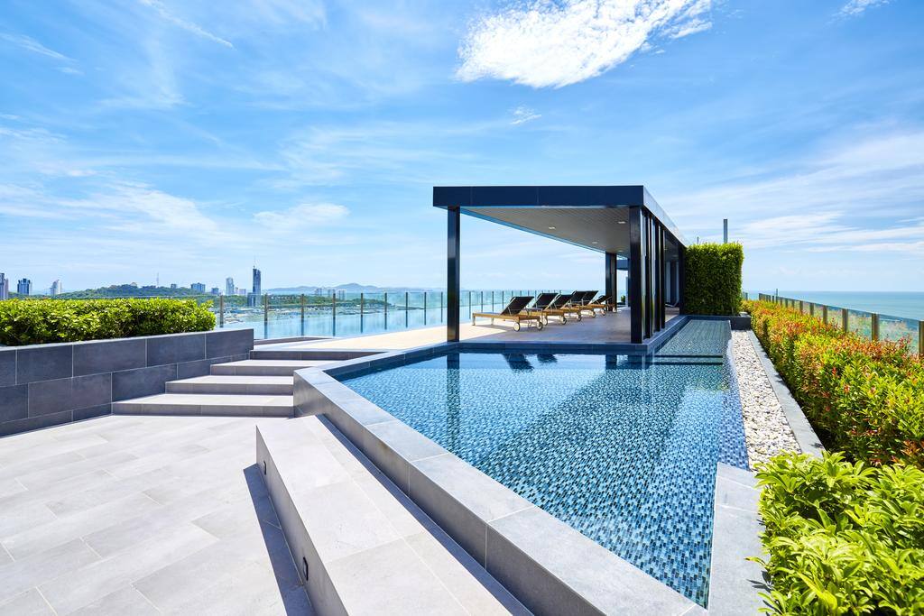 Could use some tan? Just head up to rooftop and bath yourslef in sunlight. The view