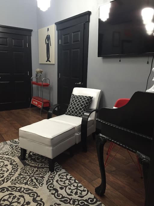 You can either lounge, chat or work in this space!