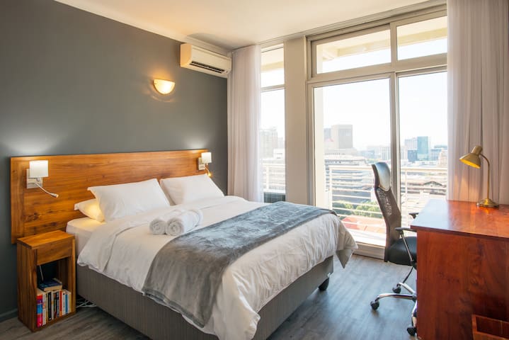 3-Bedroom Penthouse with City & Harbour Views