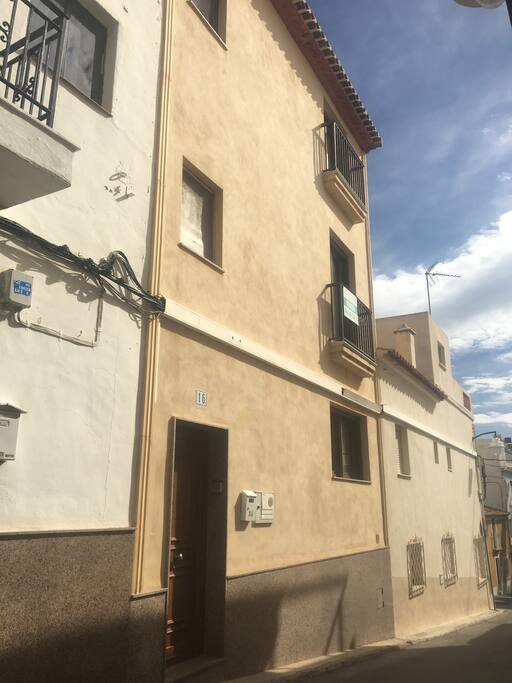 Fachada de la casa triplex