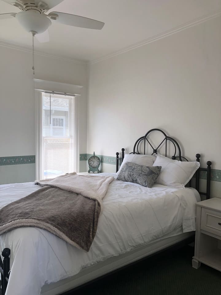 غرفة نوم تضم سرير كوين