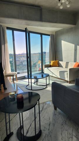 Modern 2Bed Condo in an Ultra Luxurious Building gallery image 3