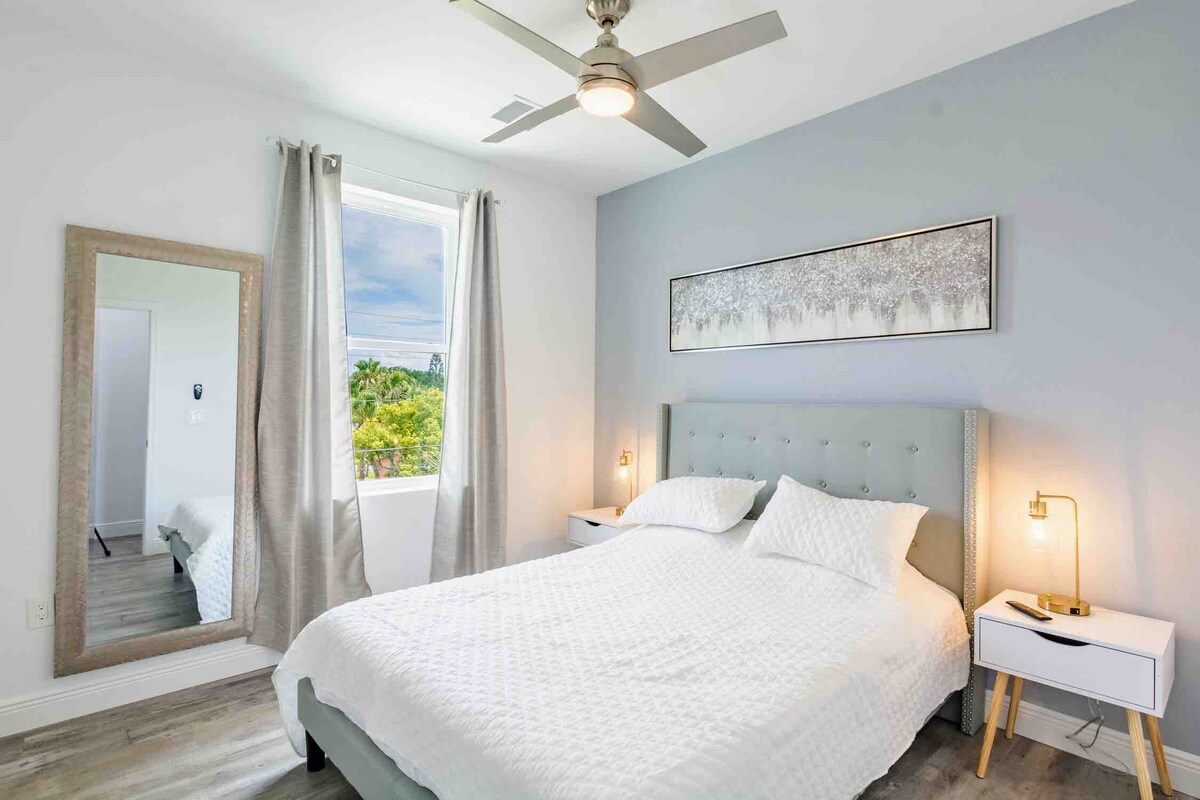 Sovrum med en dubbelsäng på översta våningen.
Det är mellan master sovrum och barn sovrum.