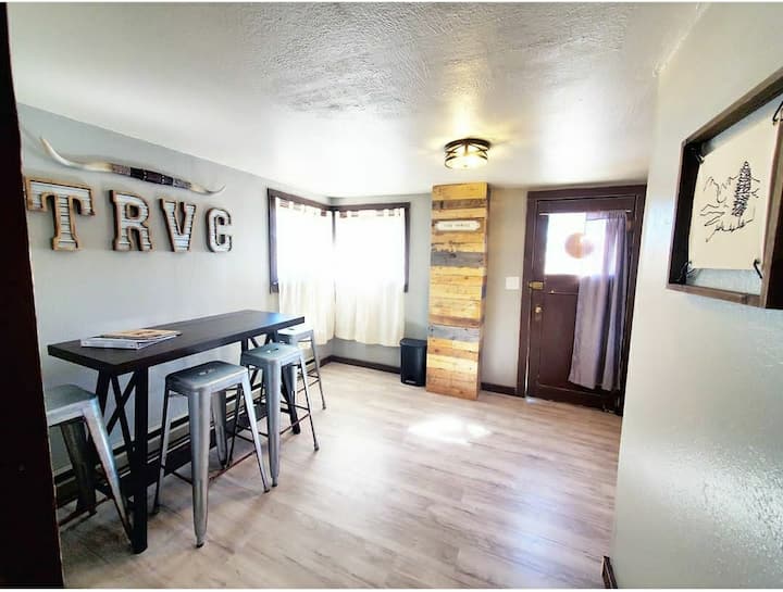 The Rustic Valley Cabin(Fully Restored 1930 Cabin) Cabins for Rent in