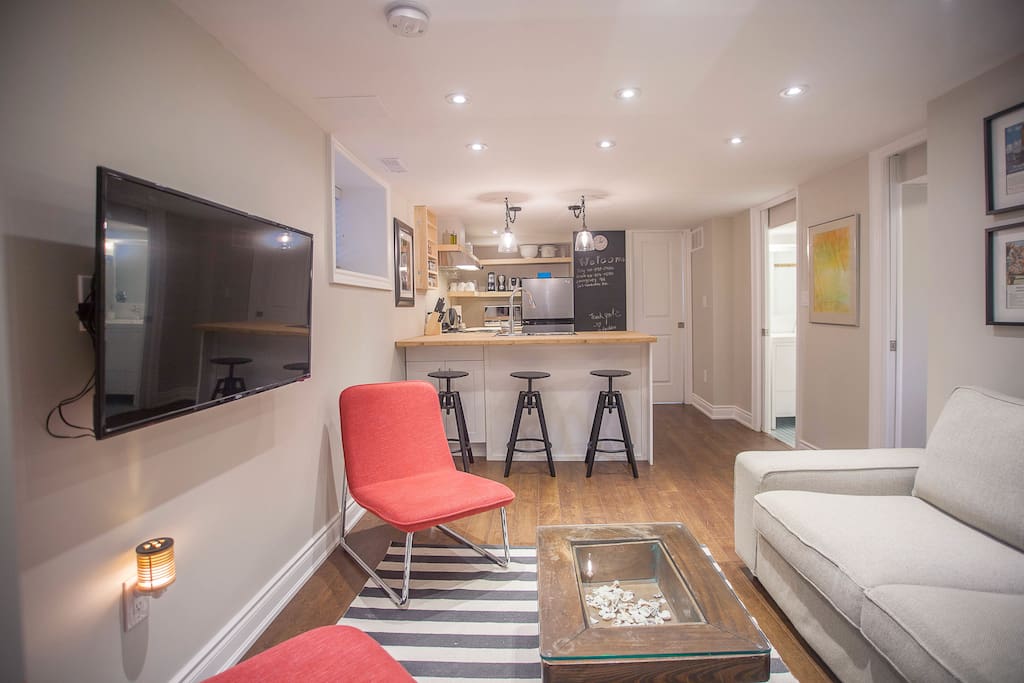 Cozy living and Eat-In kitchen space. 43" LED smart TV. Netflix provided